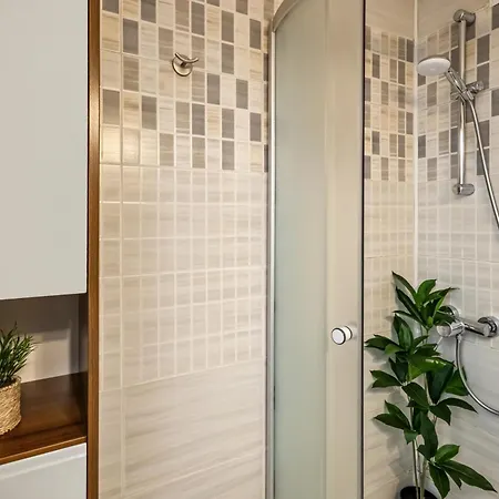 Earthy Escape - Warm With Balcony Apartment Bucharest