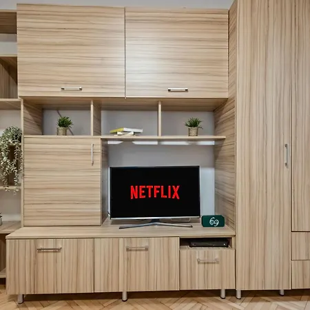 Earthy Escape - Warm With Balcony Bucharest