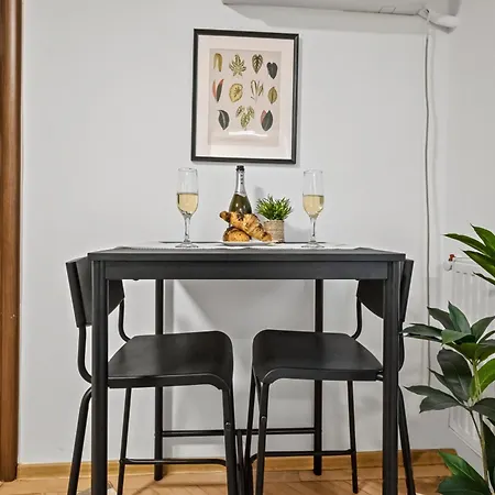 Apartment Earthy Escape - Warm With Balcony *